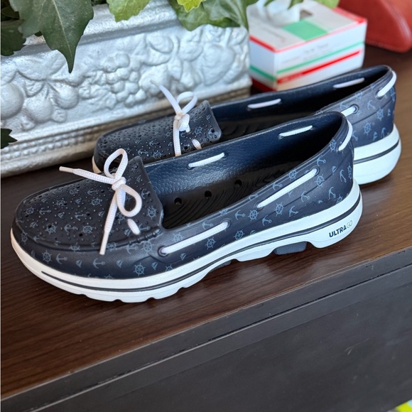 Skechers Navy Floral-Print Slip-On Loafers with White Laces - Picture 2 of 5